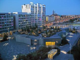 The roof is particularly eye-catching at night-time thanks to the elaborate lighting concept. Roof garden at night